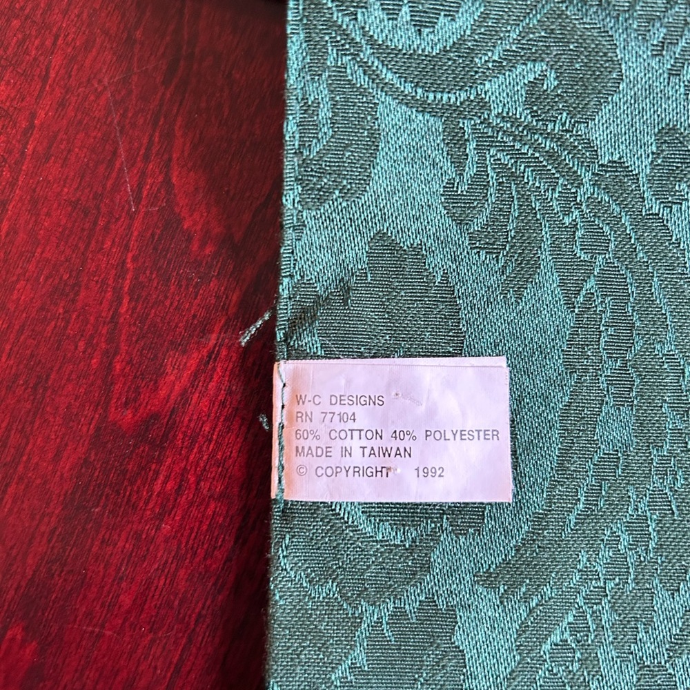 Elegant Green Damask Table Runner - Picture 4 of 5